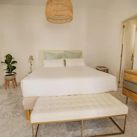 Contemporary Across Club Appartement