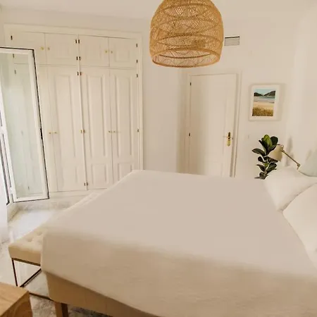 Contemporary Across Club Appartement *