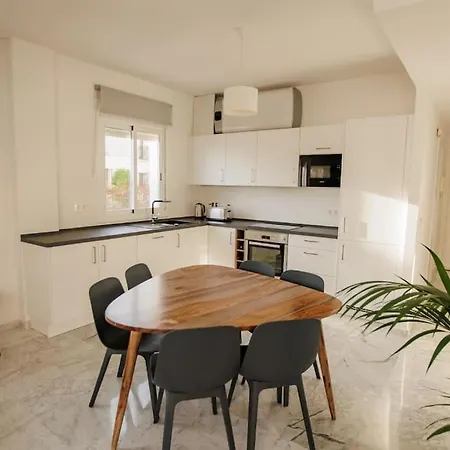 Appartement Contemporary Across Club *