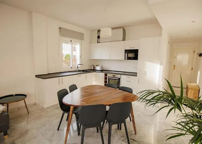 Appartement Contemporary Across Club *