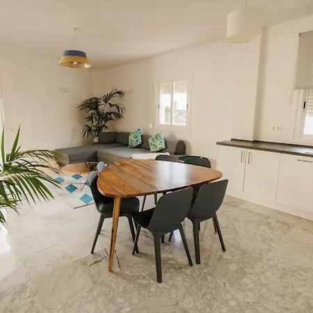 Contemporary Across Club Apartamento